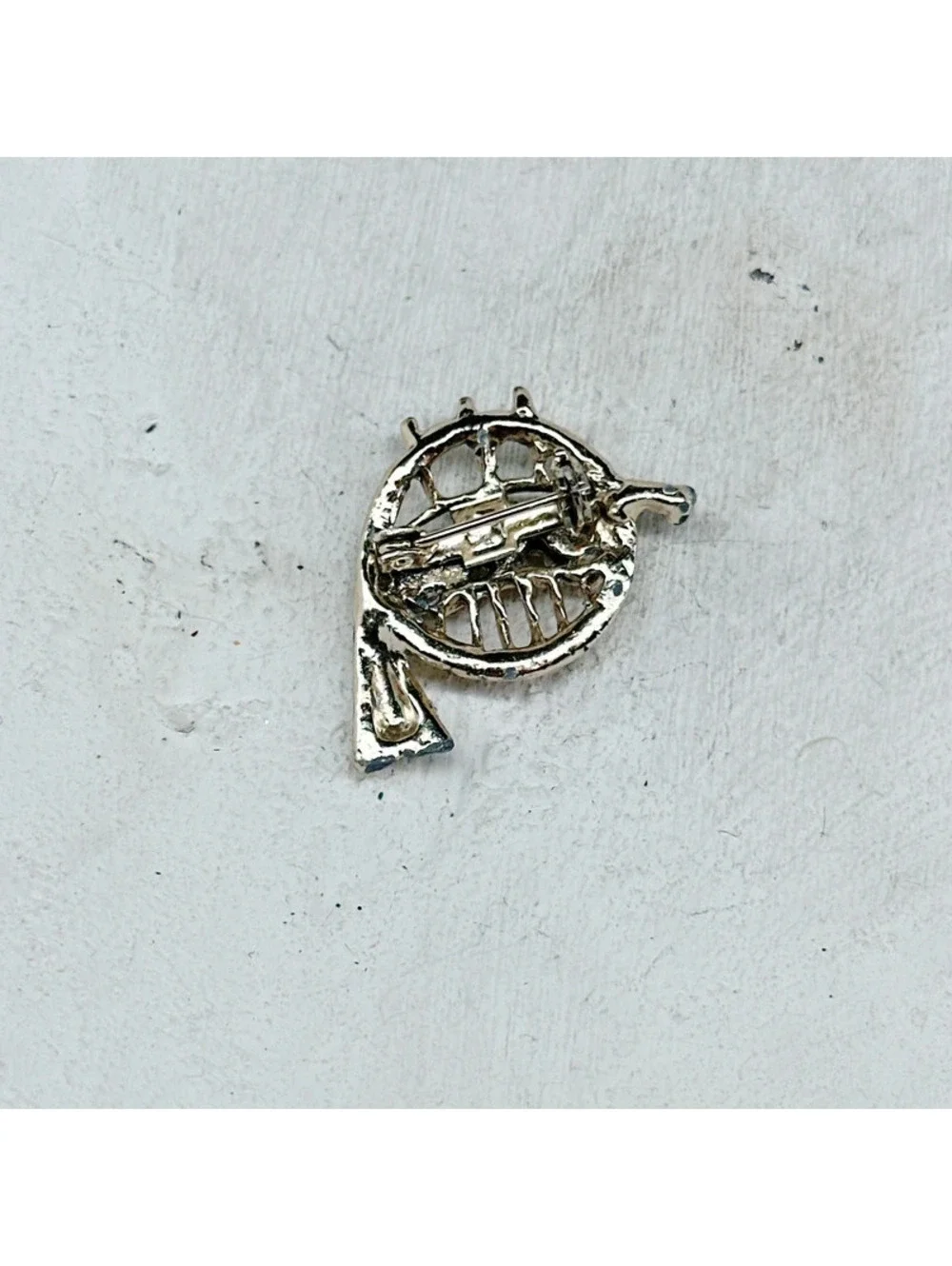 375u. Vintage Musical Instrument Brooch